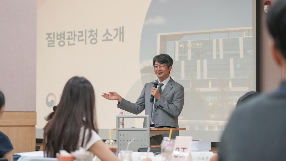 미래 공중보건 전문가를 위한 질병관리청 캠프에 참여한 미래 공중보건정책 파트너인 의과대학생들에게 질병관리청을 소개하고 있는 질병관리청 임승관 청장